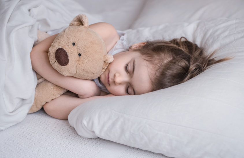 Comment garder un rythme de sommeil pour ses enfants en été?